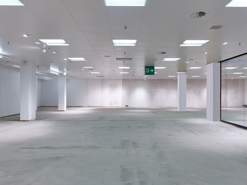 371m² shop, photo 2 of 8
