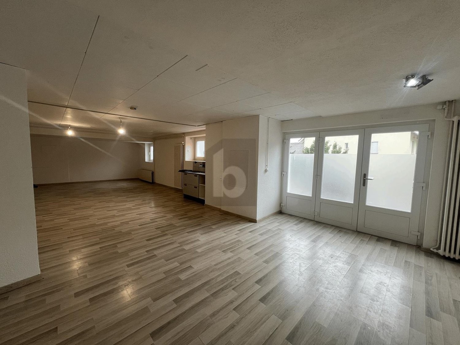 100m² shop, photo 1 of 4