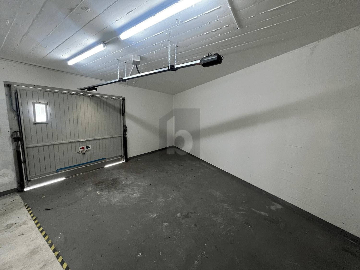 100m² shop, photo 3 of 4