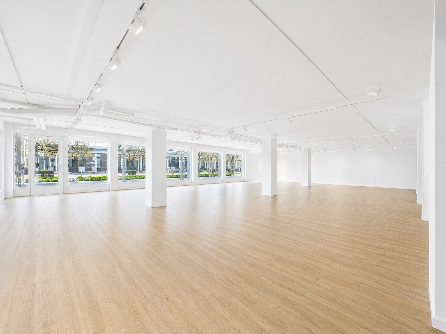 1025m² office, photo 1 of 10