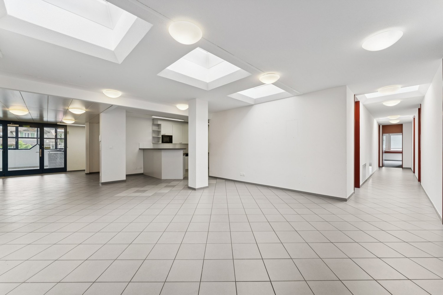 1025m² office, photo 2 of 10