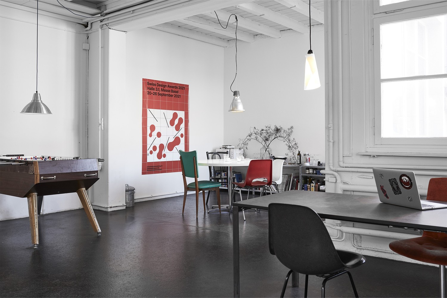 12m² office
description":"OFFICE SPACE
FOR RENT
Ideal for graphic designer*s, designer*s or developer*s
1–3 spaces available
In a bright and quiet collective workshop in the Gurzelen district
330.-/month incl. use of meeting space, internet, coffee and babyfoot
In a quiet and bright collective works
