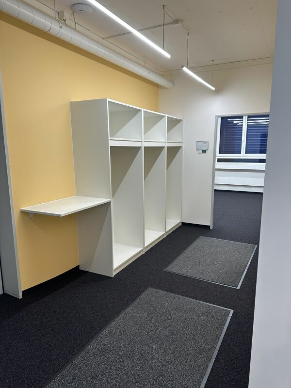 670m² commercial

Office/commercial spaces near Bahnhof Altstetten 

In a central location, we are renting out finished office/commercial areas of approx. 682 m2 (room partitioning possible) immediately or by arrangement. 

Die Hohlstrasse 534/536 is within immediate walking distance to Bahnhof Alts, photo 3 of 10