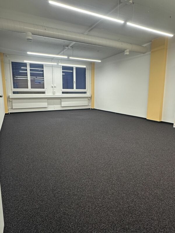 670m² commercial

Office/commercial spaces near Bahnhof Altstetten 

In a central location, we are renting out finished office/commercial areas of approx. 682 m2 (room partitioning possible) immediately or by arrangement. 

Die Hohlstrasse 534/536 is within immediate walking distance to Bahnhof Alts, photo 7 of 10