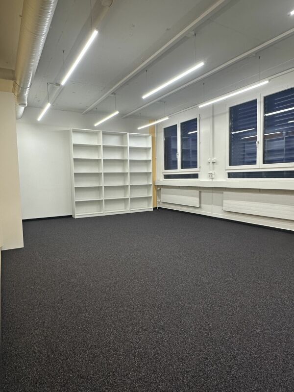 670m² commercial

Office/commercial spaces near Bahnhof Altstetten 

In a central location, we are renting out finished office/commercial areas of approx. 682 m2 (room partitioning possible) immediately or by arrangement. 

Die Hohlstrasse 534/536 is within immediate walking distance to Bahnhof Alts, photo 6 of 10