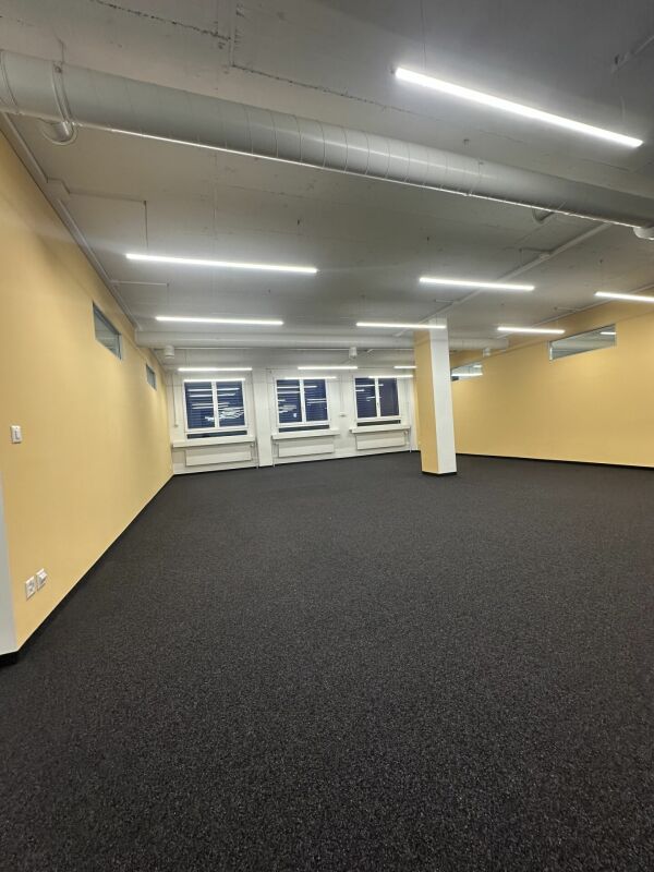 670m² commercial

Office/commercial spaces near Bahnhof Altstetten 

In a central location, we are renting out finished office/commercial areas of approx. 682 m2 (room partitioning possible) immediately or by arrangement. 

Die Hohlstrasse 534/536 is within immediate walking distance to Bahnhof Alts, photo 5 of 10
