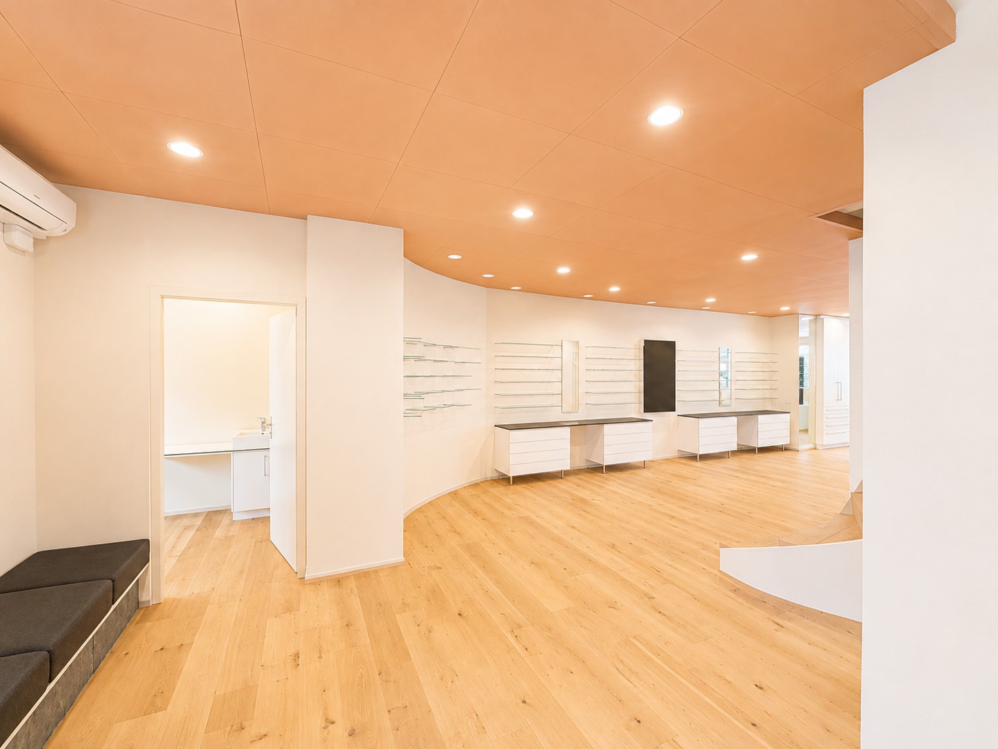 160m² shop, photo 2 of 8