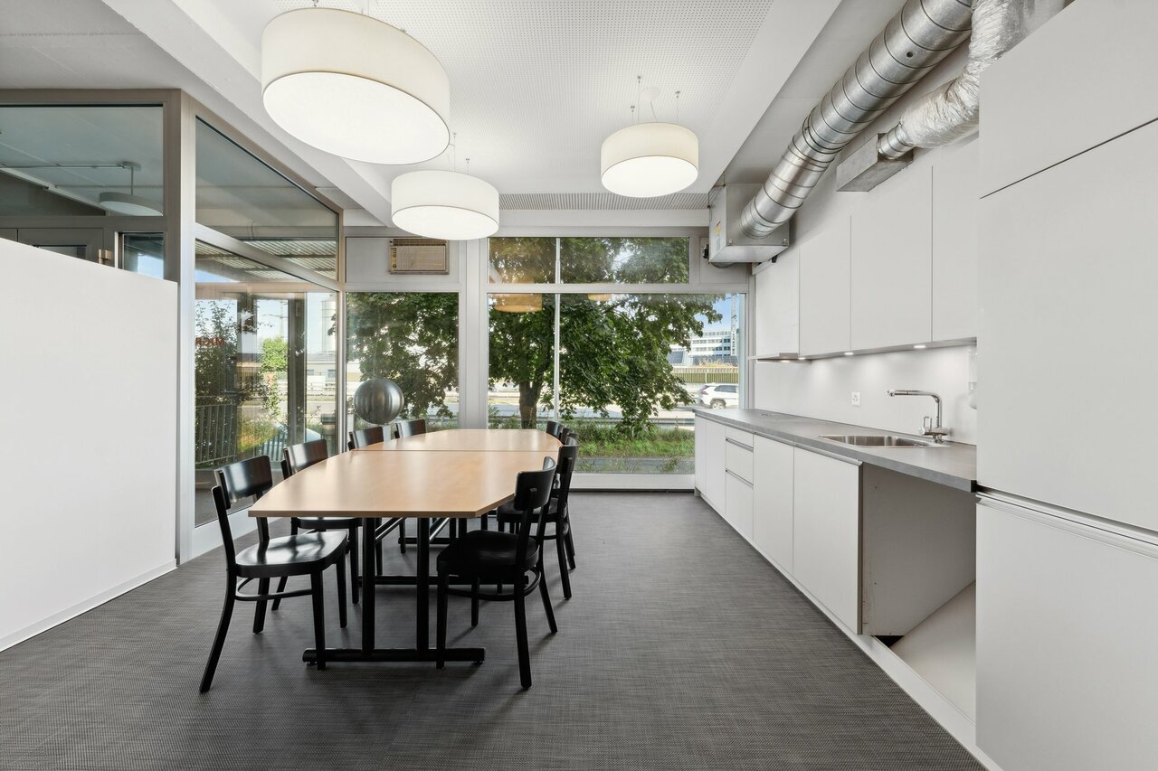 530m² office, photo 9 of 10