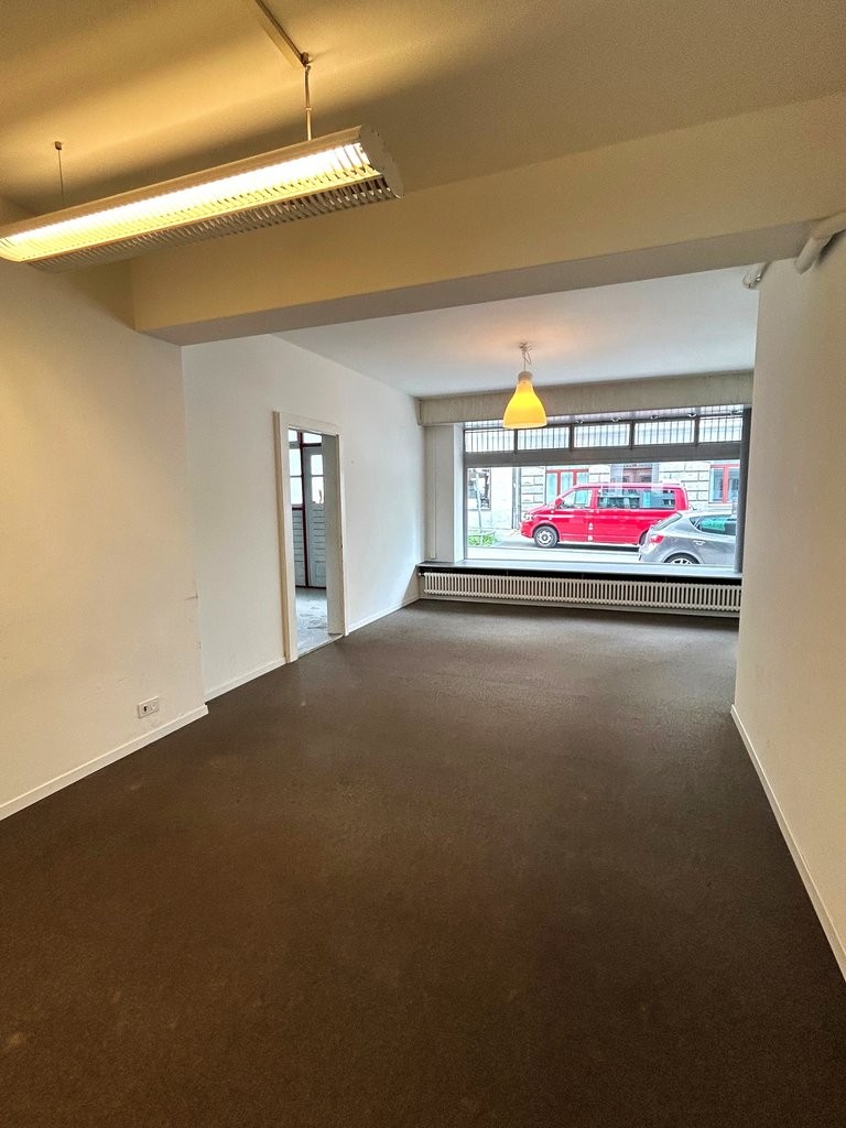 80m² shop, photo 2 of 8