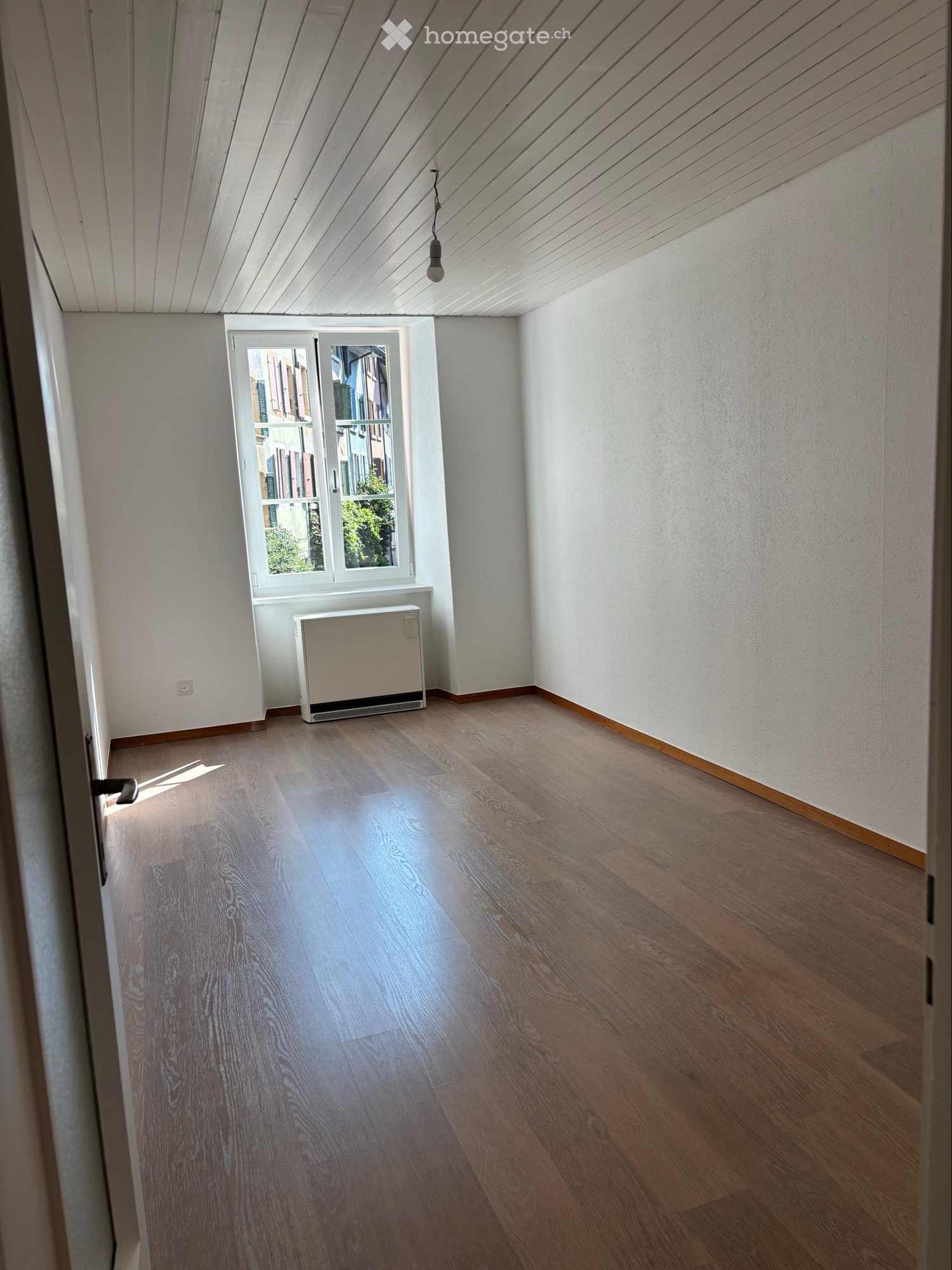 Joli appartement entièrement rénové avec grand séjour et cuisine habitable. Situé au 1er étage dune maison villageoise. Libre de suite ou à convenir.