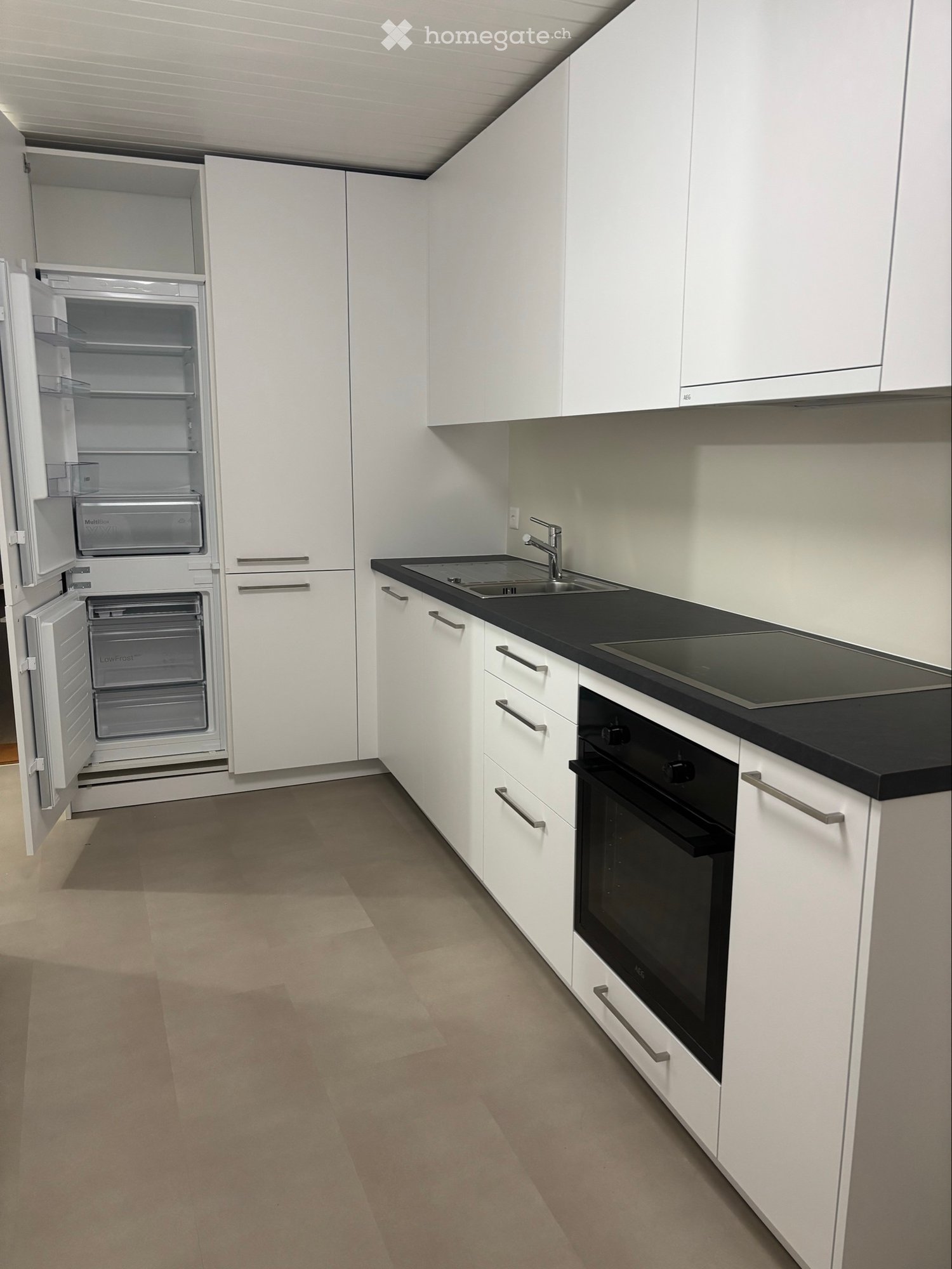 Joli appartement entièrement rénové avec grand séjour et cuisine habitable. Situé au 1er étage dune maison villageoise. Libre de suite ou à convenir.