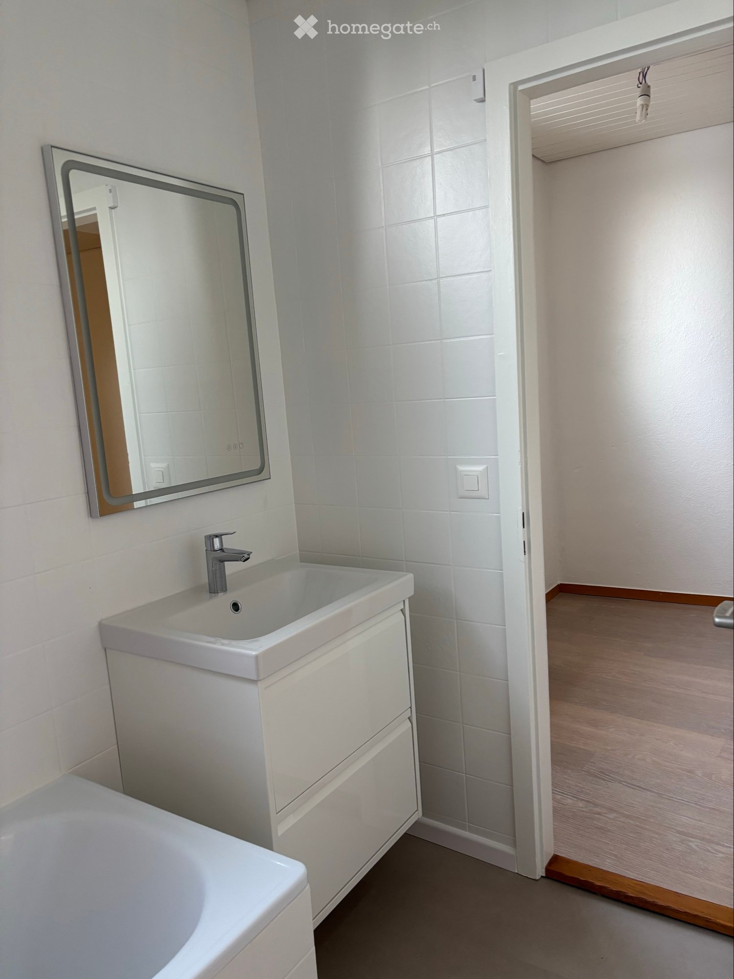 Joli appartement entièrement rénové avec grand séjour et cuisine habitable. Situé au 1er étage dune maison villageoise. Libre de suite ou à convenir.