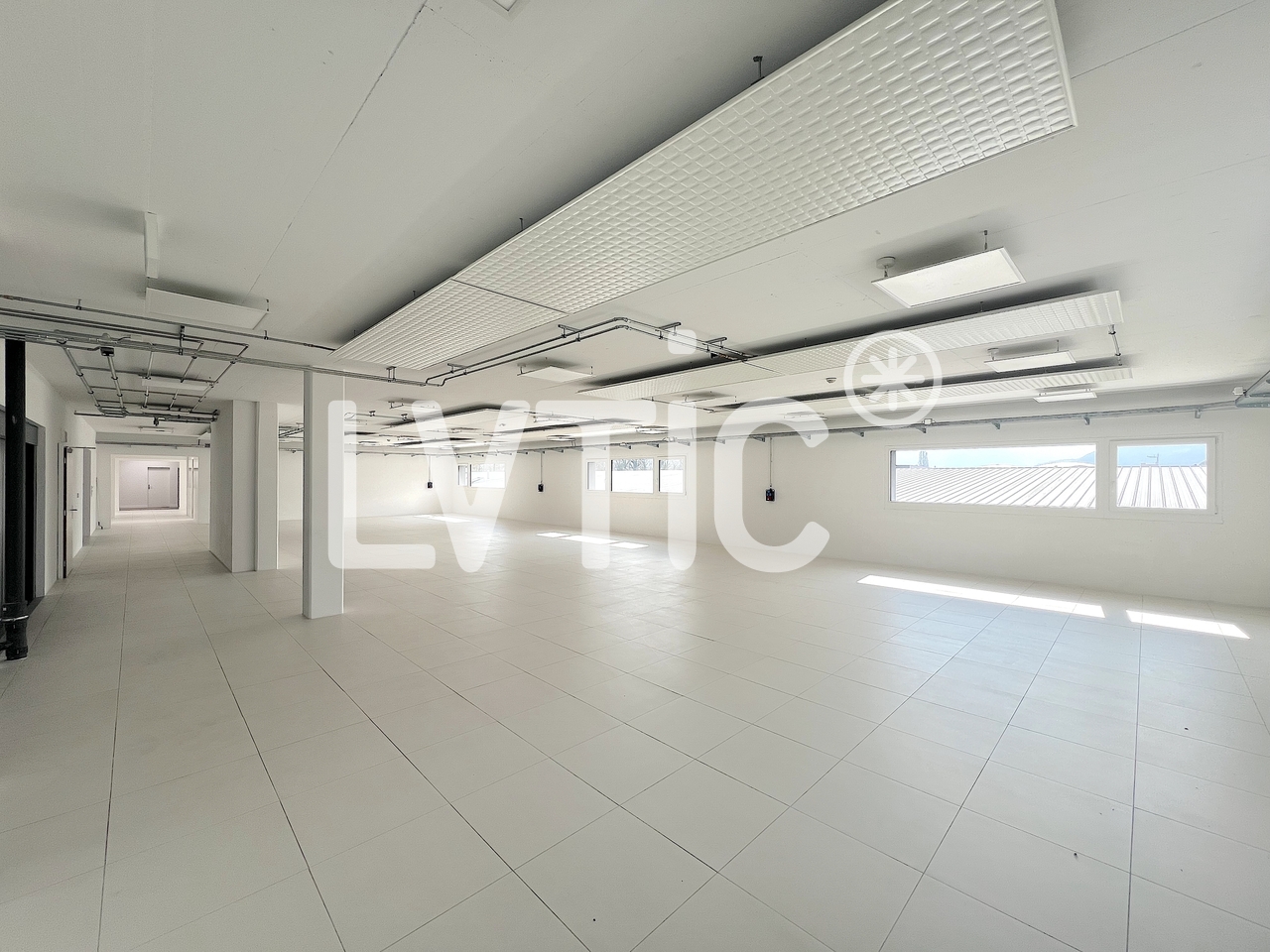 697m² workshop, photo 2 of 9