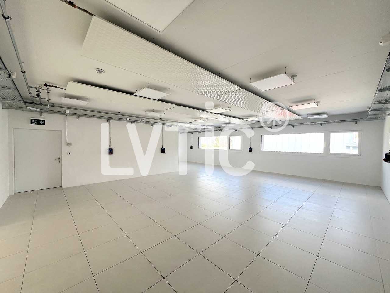 697m² workshop, photo 4 of 9