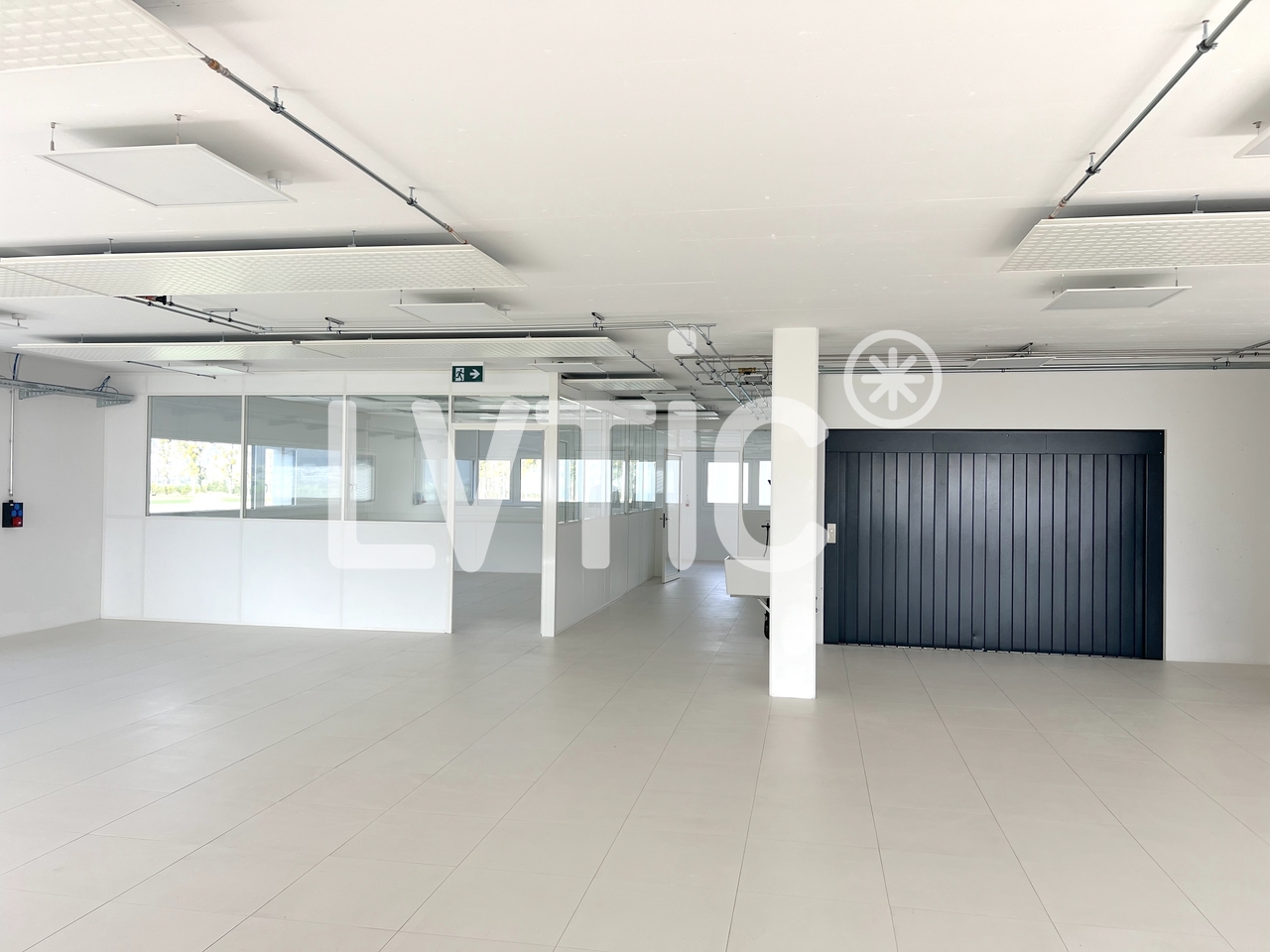 697m² workshop, photo 3 of 9