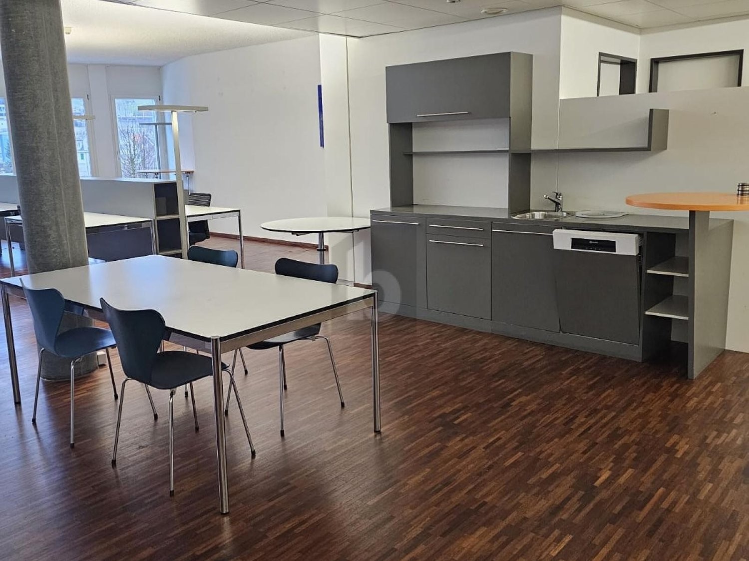 300m² office, photo 3 of 4