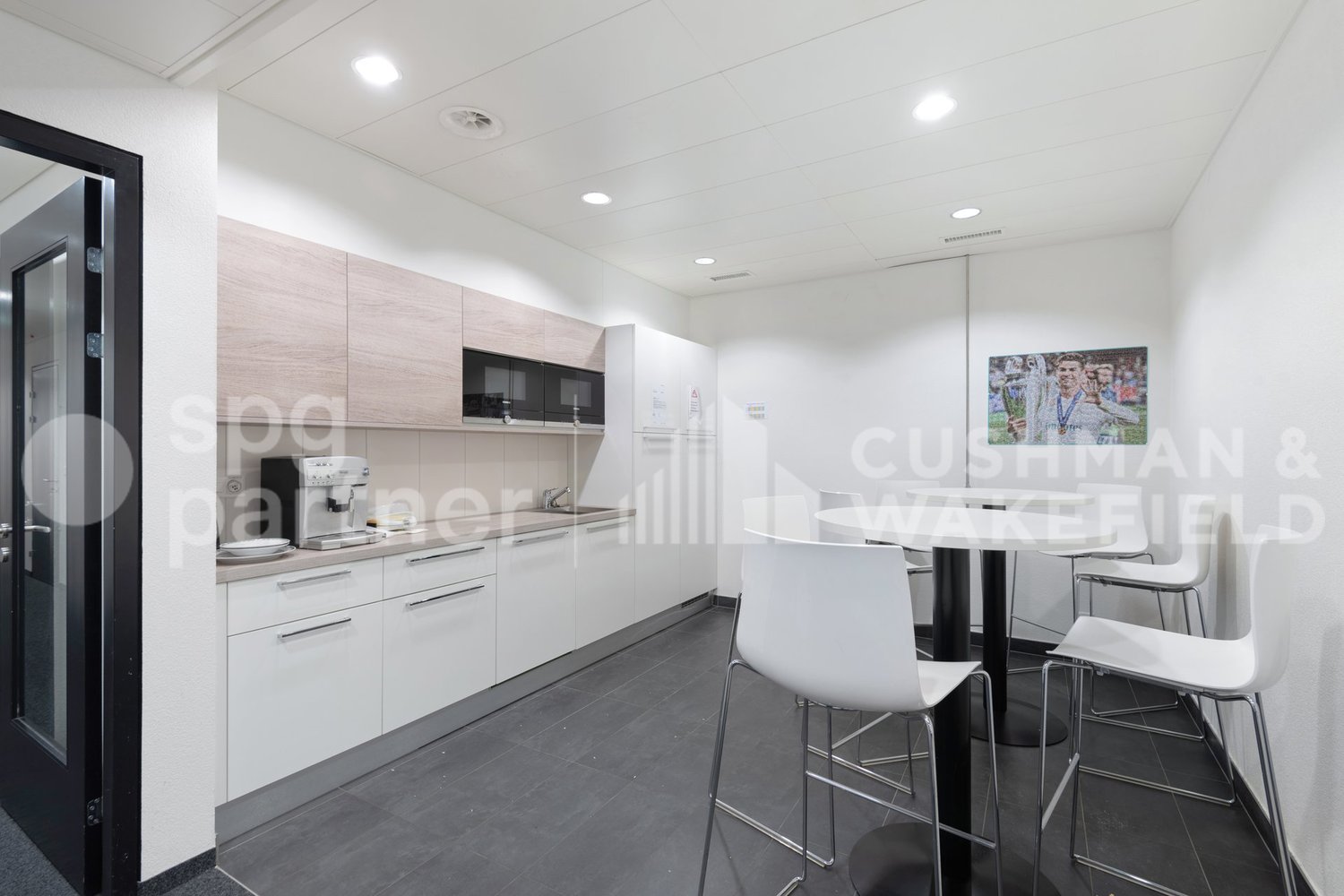 300m² office, photo 9 of 9