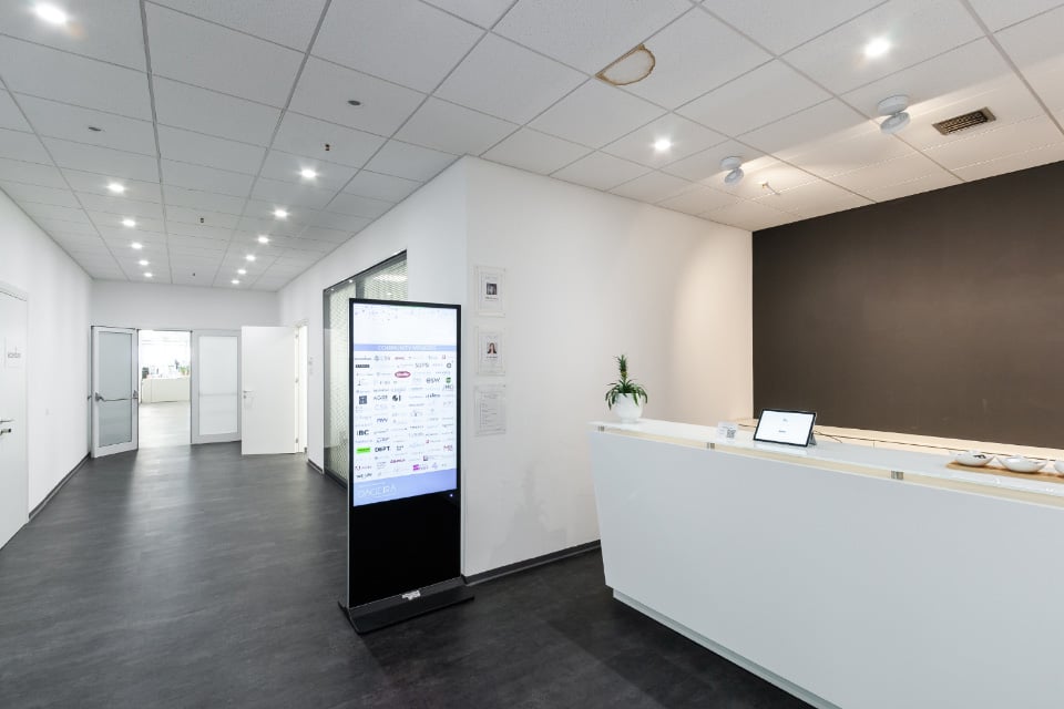 1045m² office, photo 2 of 10