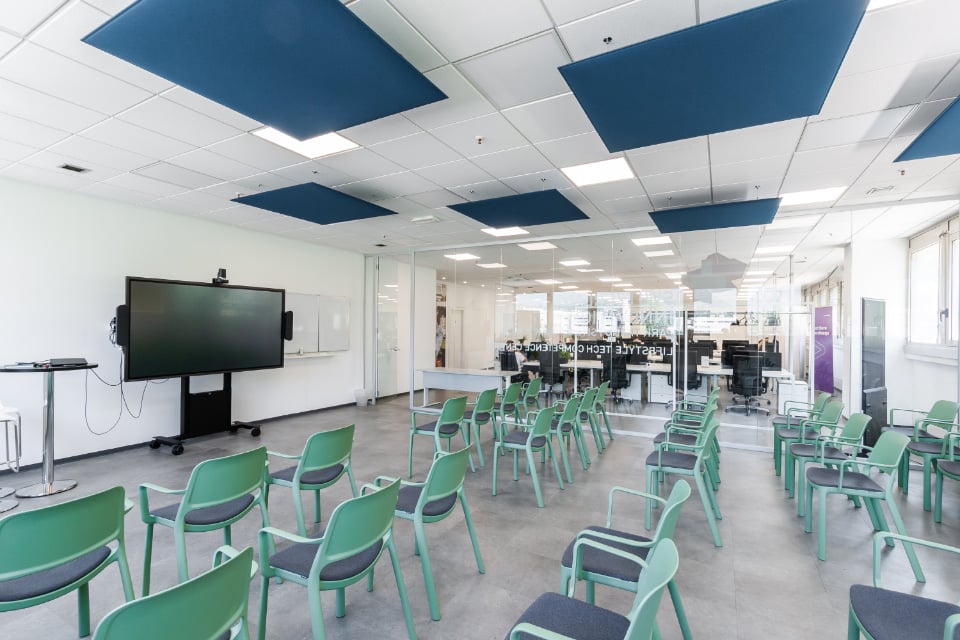 1045m² office, photo 1 of 10