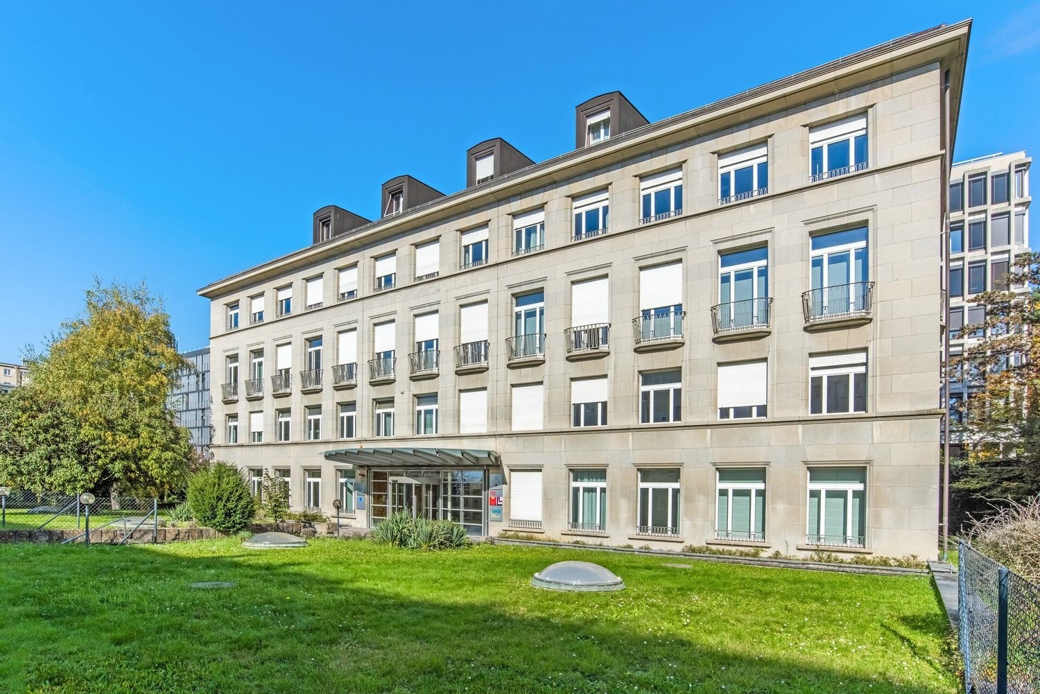 202m² office, photo 1 of 8