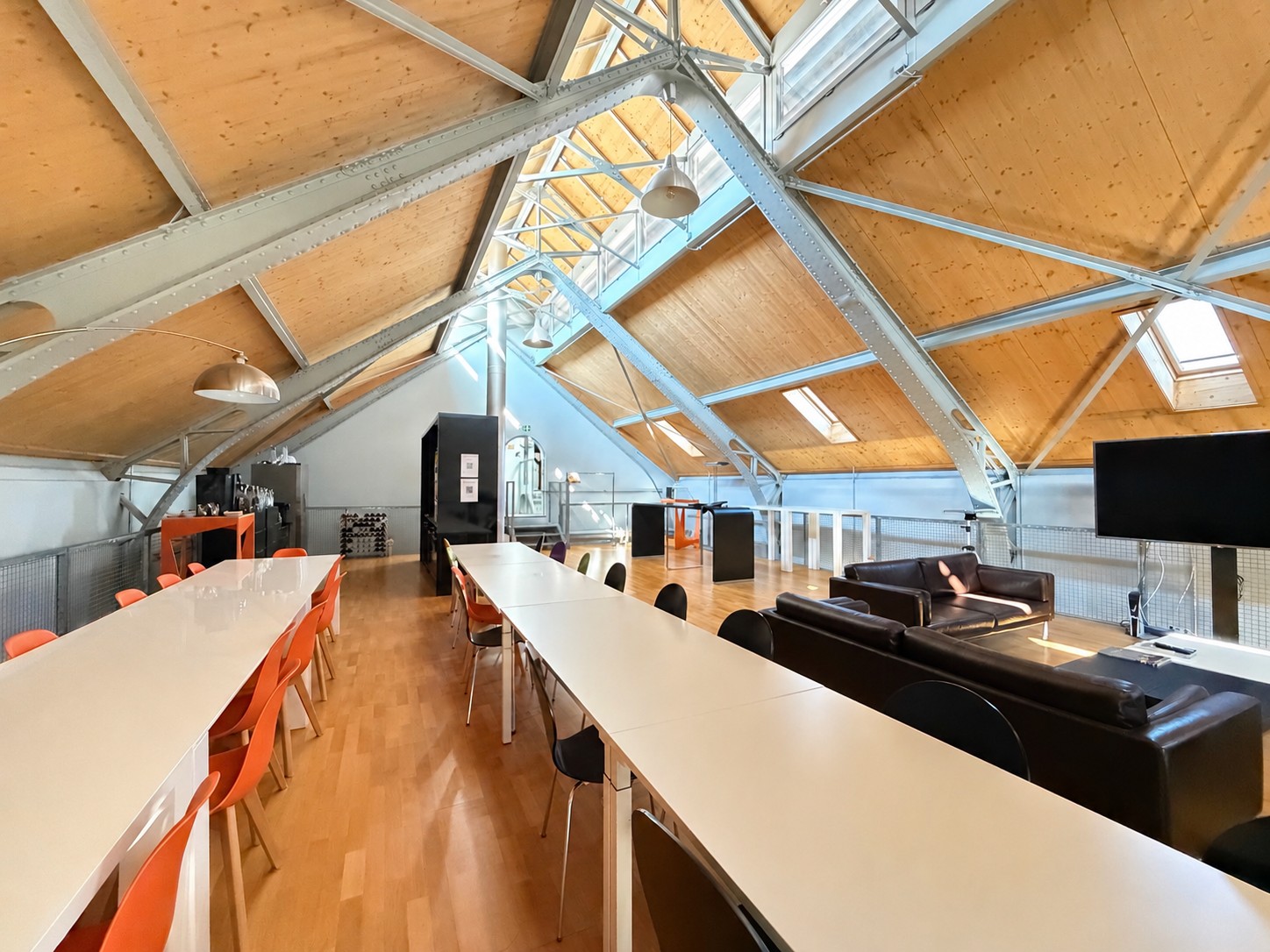 673m² office, photo 1 of 10