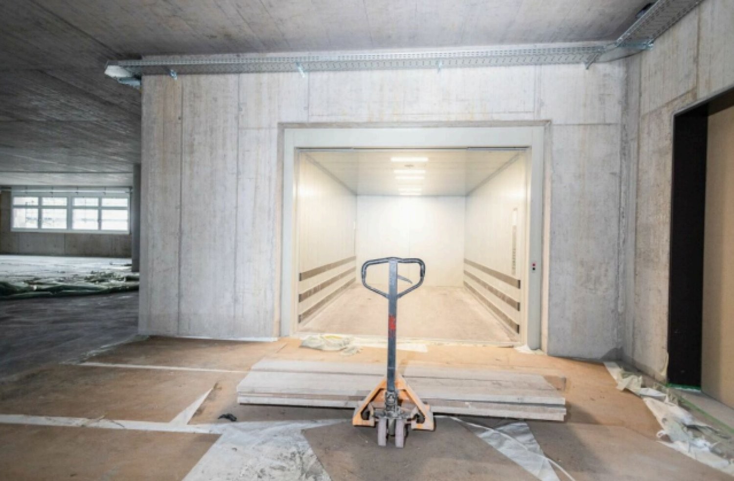 796m² office