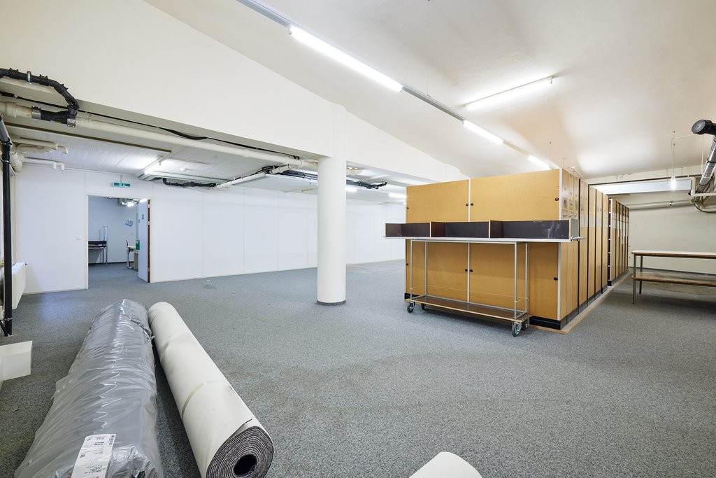 366m² storage room
