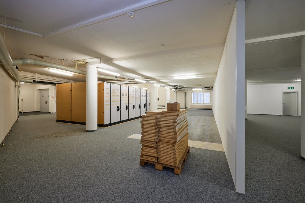 366m² storage room