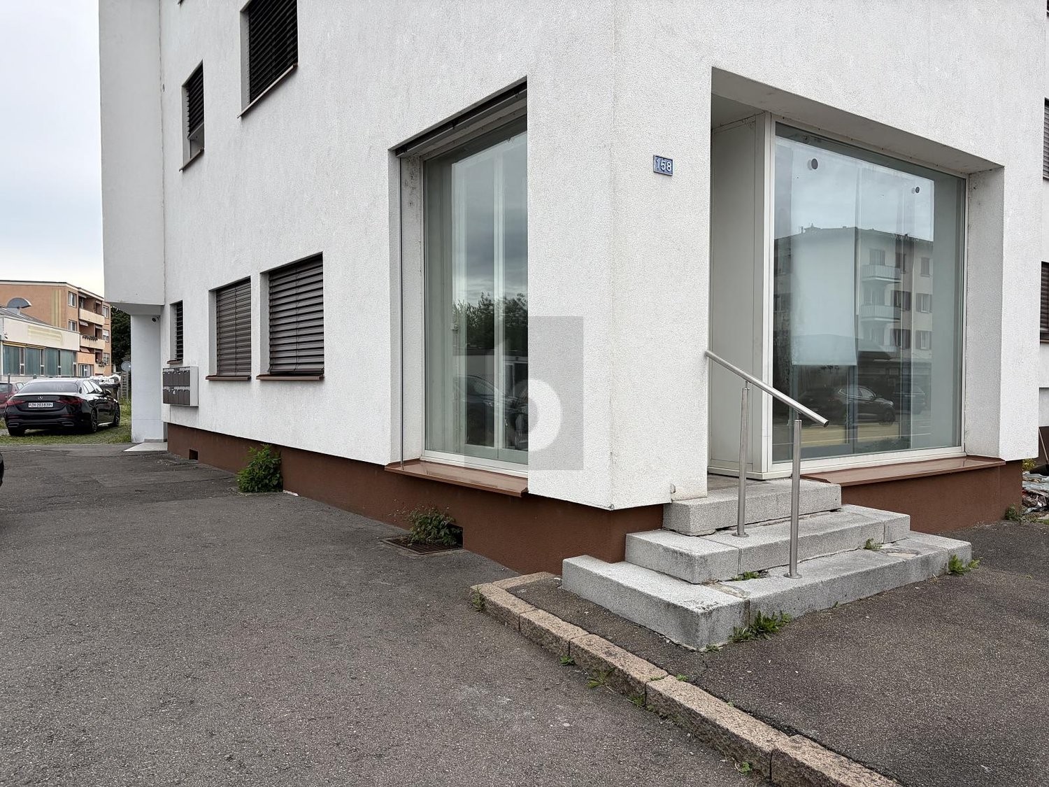 70m² shop, photo 1 of 4