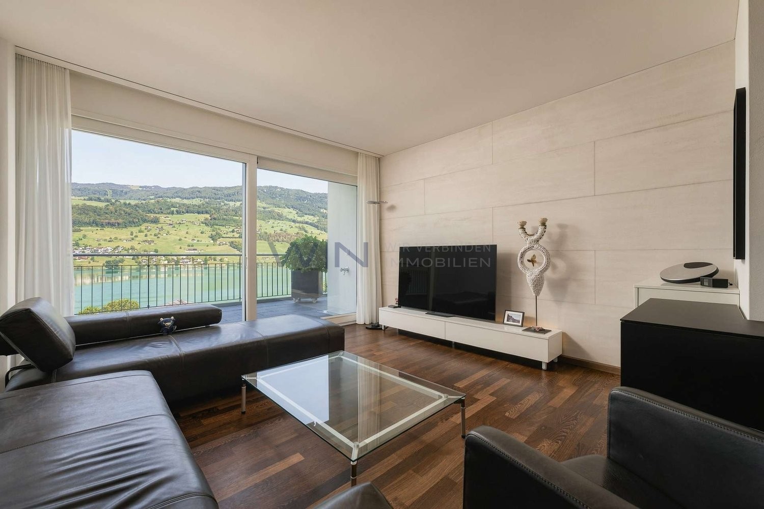 Chez soi au-dessus du lac ? Loggia, terrasse & vue spectaculaire

FAITS-WE
- Vue ensoleillée sur le lac et les montagnes, emplacement surélevé et calme, vue imprenable
- Loggia et terrasse couvertes, parquet en bois de wengé, cuisine design, salle de bain attenante
- Accès privé par ascenseur, doubl