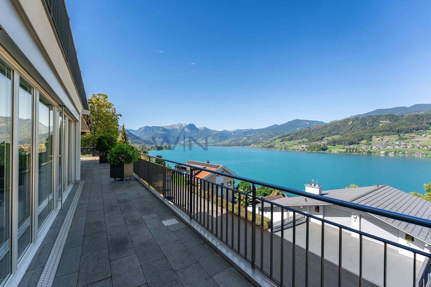 Chez soi au-dessus du lac ? Loggia, terrasse & vue spectaculaire

FAITS-WE
- Vue ensoleillée sur le lac et les montagnes, emplacement surélevé et calme, vue imprenable
- Loggia et terrasse couvertes, parquet en bois de wengé, cuisine design, salle de bain attenante
- Accès privé par ascenseur, doubl