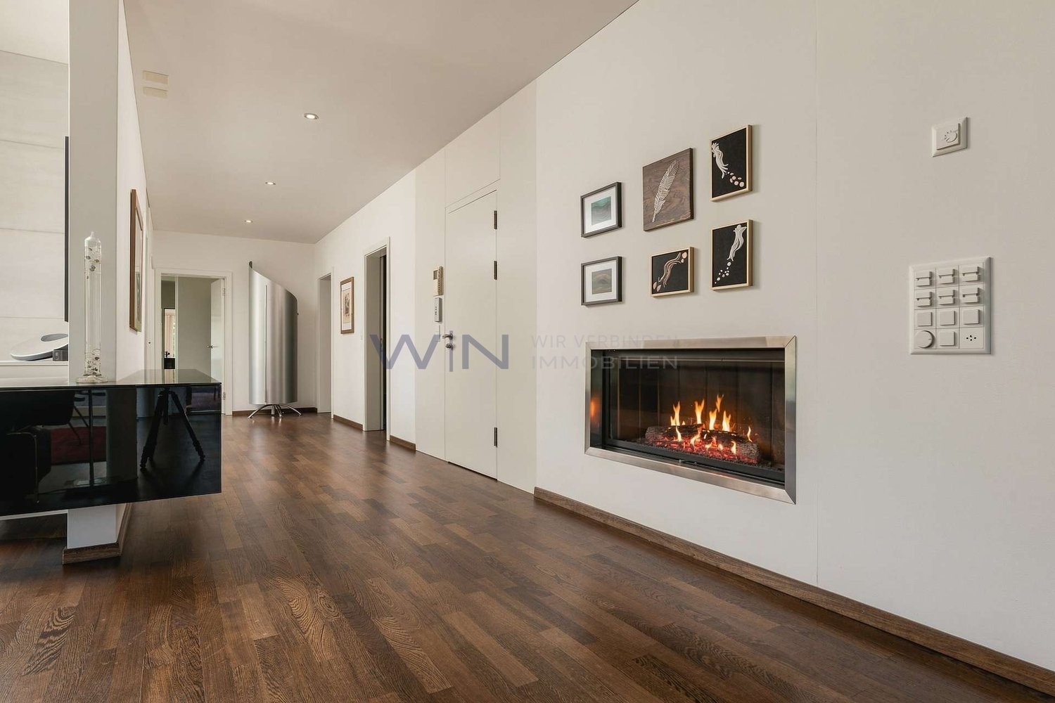 Chez soi au-dessus du lac ? Loggia, terrasse & vue spectaculaire

FAITS-WE
- Vue ensoleillée sur le lac et les montagnes, emplacement surélevé et calme, vue imprenable
- Loggia et terrasse couvertes, parquet en bois de wengé, cuisine design, salle de bain attenante
- Accès privé par ascenseur, doubl