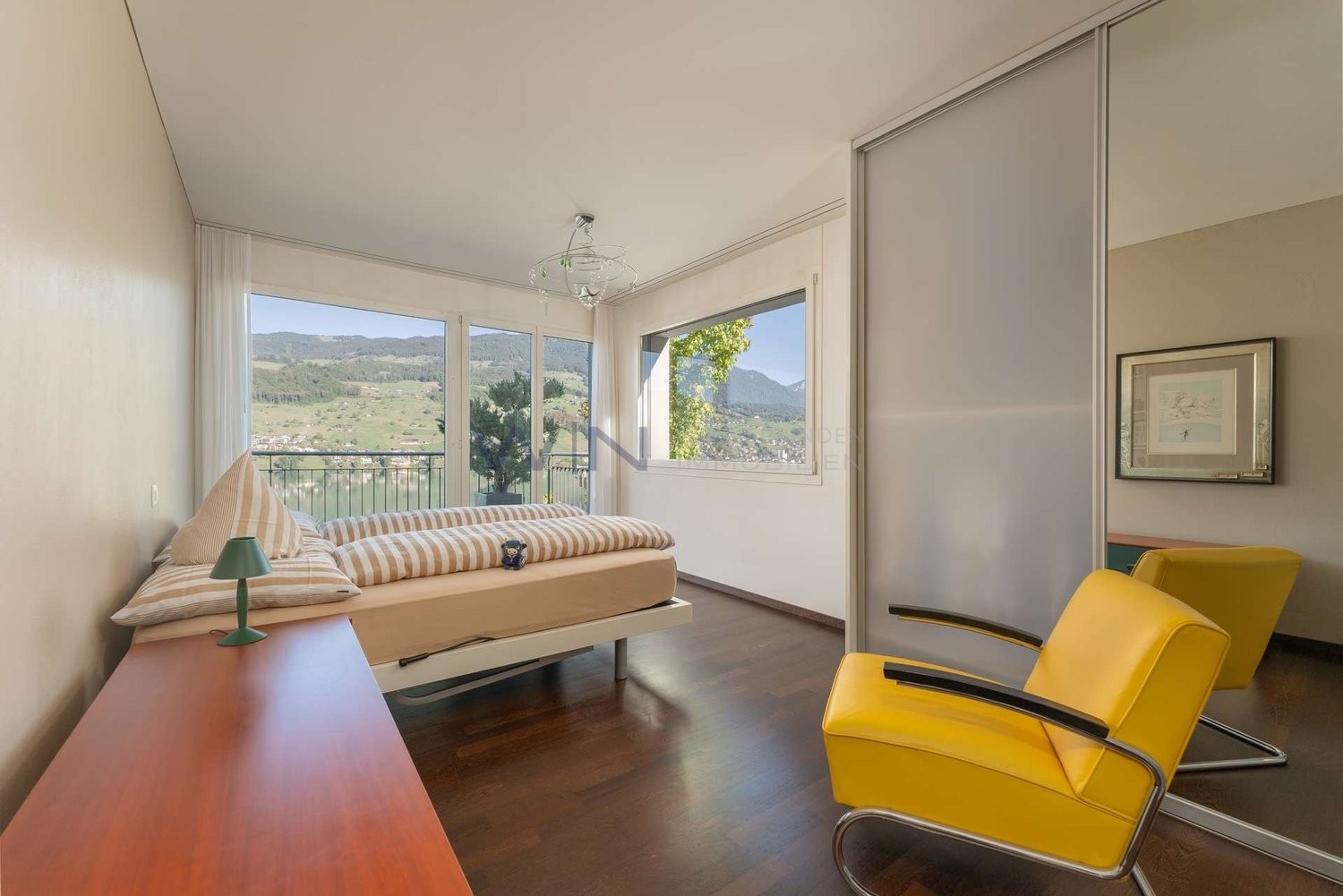 Chez soi au-dessus du lac ? Loggia, terrasse & vue spectaculaire

FAITS-WE
- Vue ensoleillée sur le lac et les montagnes, emplacement surélevé et calme, vue imprenable
- Loggia et terrasse couvertes, parquet en bois de wengé, cuisine design, salle de bain attenante
- Accès privé par ascenseur, doubl