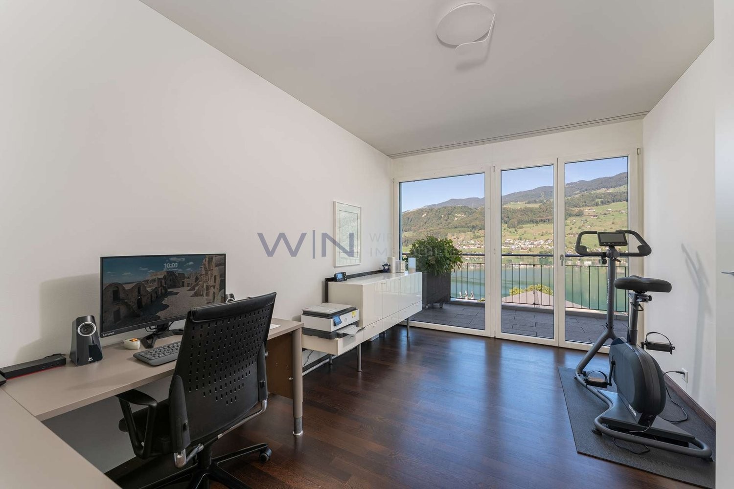 Chez soi au-dessus du lac ? Loggia, terrasse & vue spectaculaire

FAITS-WE
- Vue ensoleillée sur le lac et les montagnes, emplacement surélevé et calme, vue imprenable
- Loggia et terrasse couvertes, parquet en bois de wengé, cuisine design, salle de bain attenante
- Accès privé par ascenseur, doubl