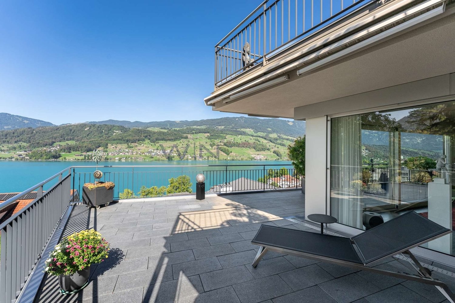 Chez soi au-dessus du lac ? Loggia, terrasse & vue spectaculaire

FAITS-WE
- Vue ensoleillée sur le lac et les montagnes, emplacement surélevé et calme, vue imprenable
- Loggia et terrasse couvertes, parquet en bois de wengé, cuisine design, salle de bain attenante
- Accès privé par ascenseur, doubl