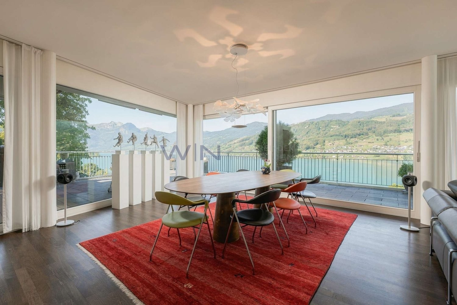 Chez soi au-dessus du lac ? Loggia, terrasse & vue spectaculaire

FAITS-WE
- Vue ensoleillée sur le lac et les montagnes, emplacement surélevé et calme, vue imprenable
- Loggia et terrasse couvertes, parquet en bois de wengé, cuisine design, salle de bain attenante
- Accès privé par ascenseur, doubl