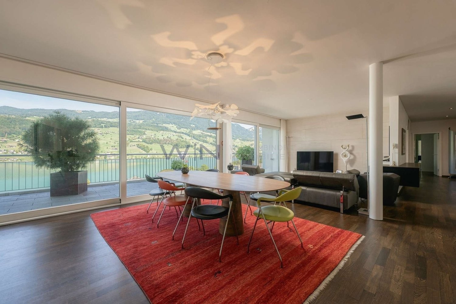 Chez soi au-dessus du lac ? Loggia, terrasse & vue spectaculaire

FAITS-WE
- Vue ensoleillée sur le lac et les montagnes, emplacement surélevé et calme, vue imprenable
- Loggia et terrasse couvertes, parquet en bois de wengé, cuisine design, salle de bain attenante
- Accès privé par ascenseur, doubl