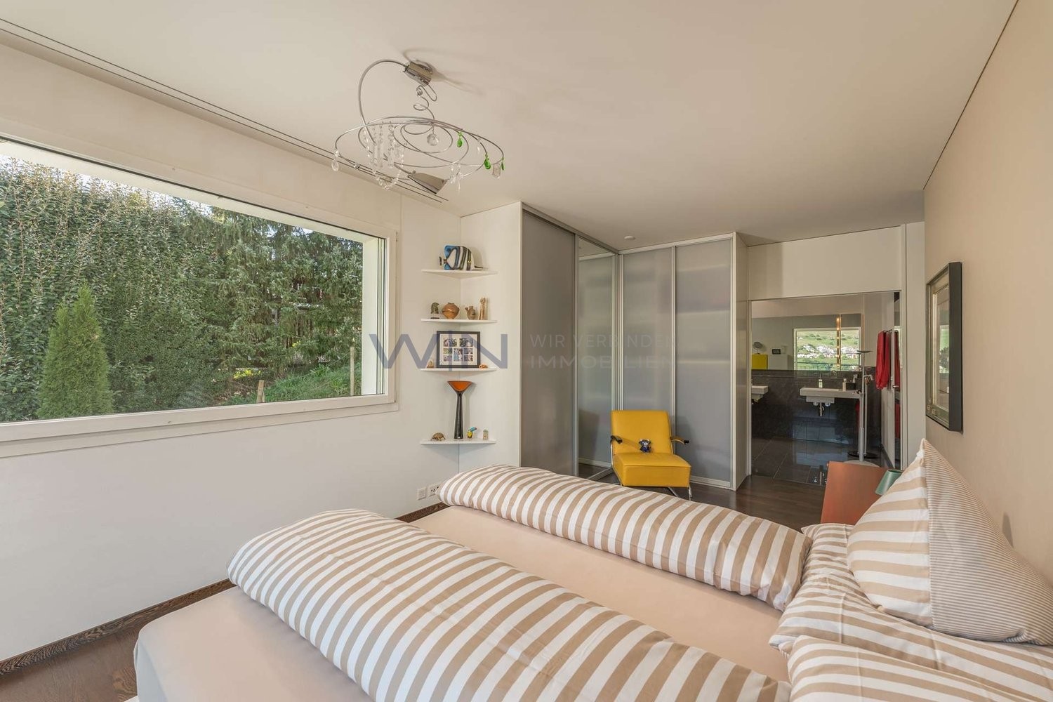 Chez soi au-dessus du lac ? Loggia, terrasse & vue spectaculaire

FAITS-WE
- Vue ensoleillée sur le lac et les montagnes, emplacement surélevé et calme, vue imprenable
- Loggia et terrasse couvertes, parquet en bois de wengé, cuisine design, salle de bain attenante
- Accès privé par ascenseur, doubl