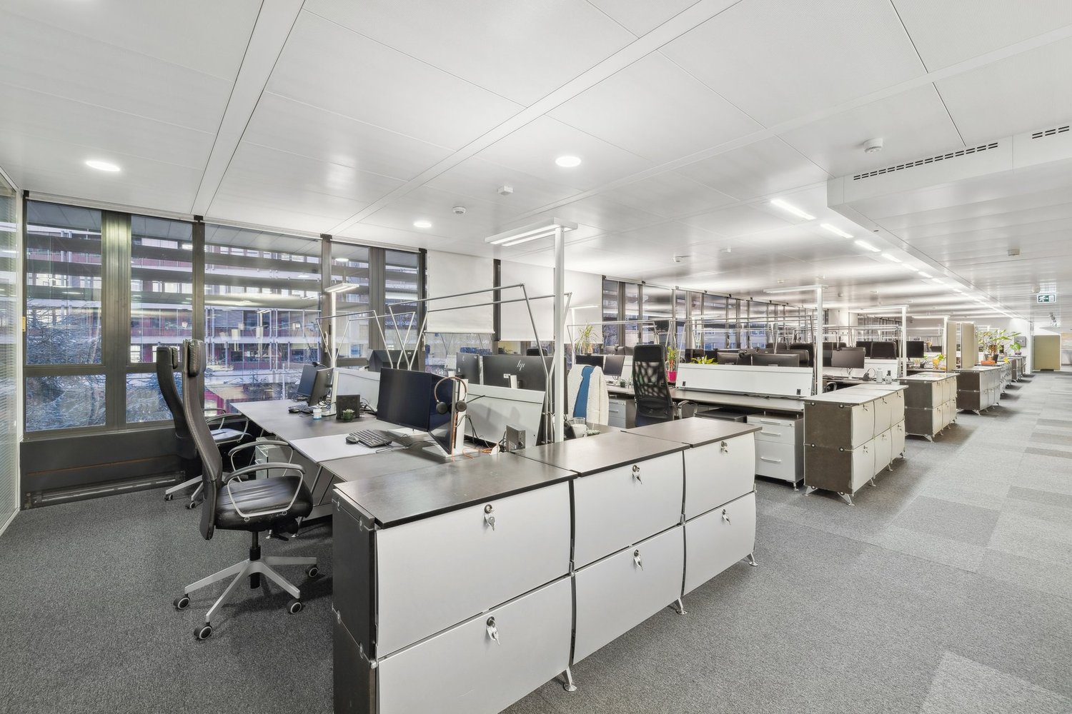 940m² office, photo 1 of 9