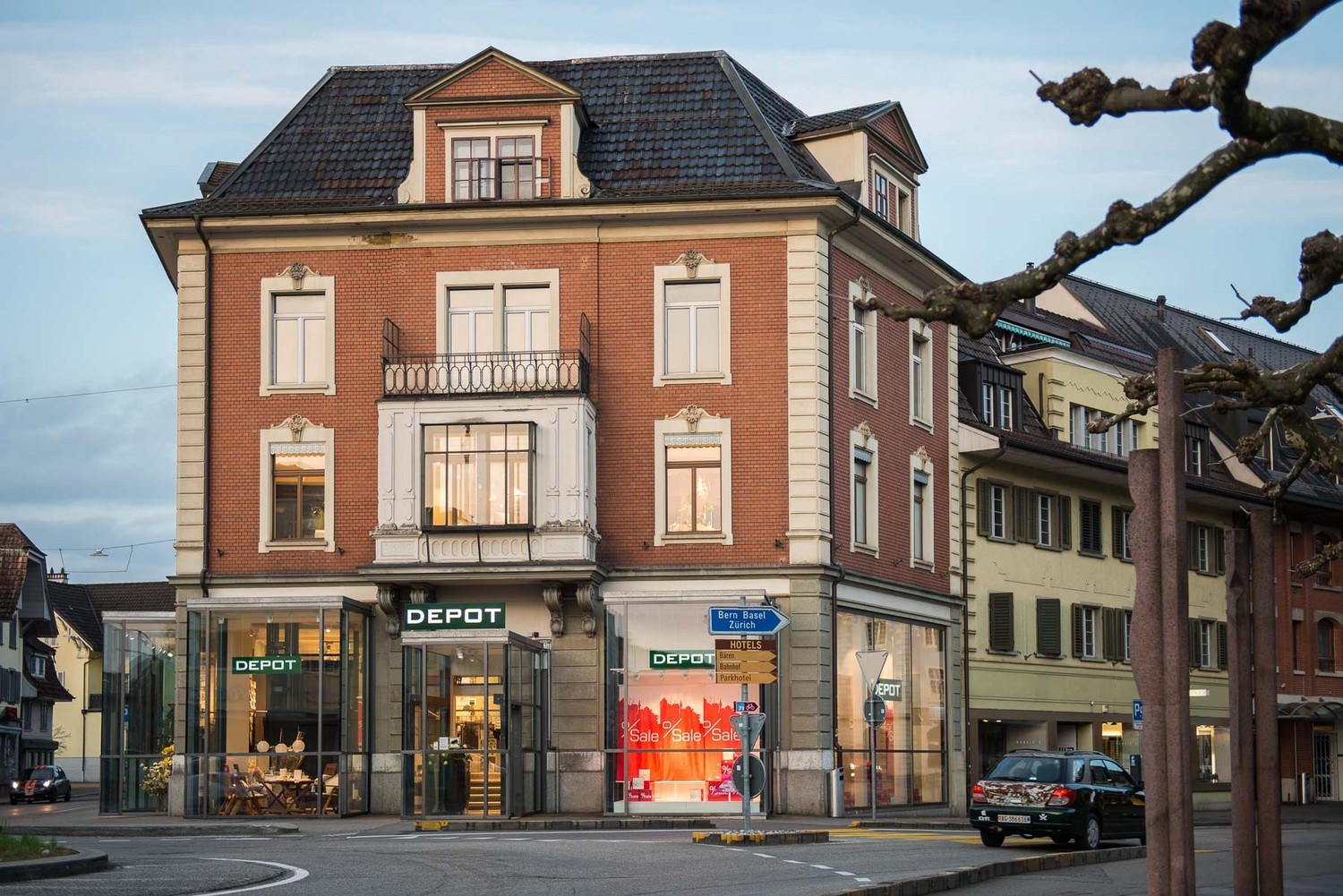 790m² shop, photo 1 of 8