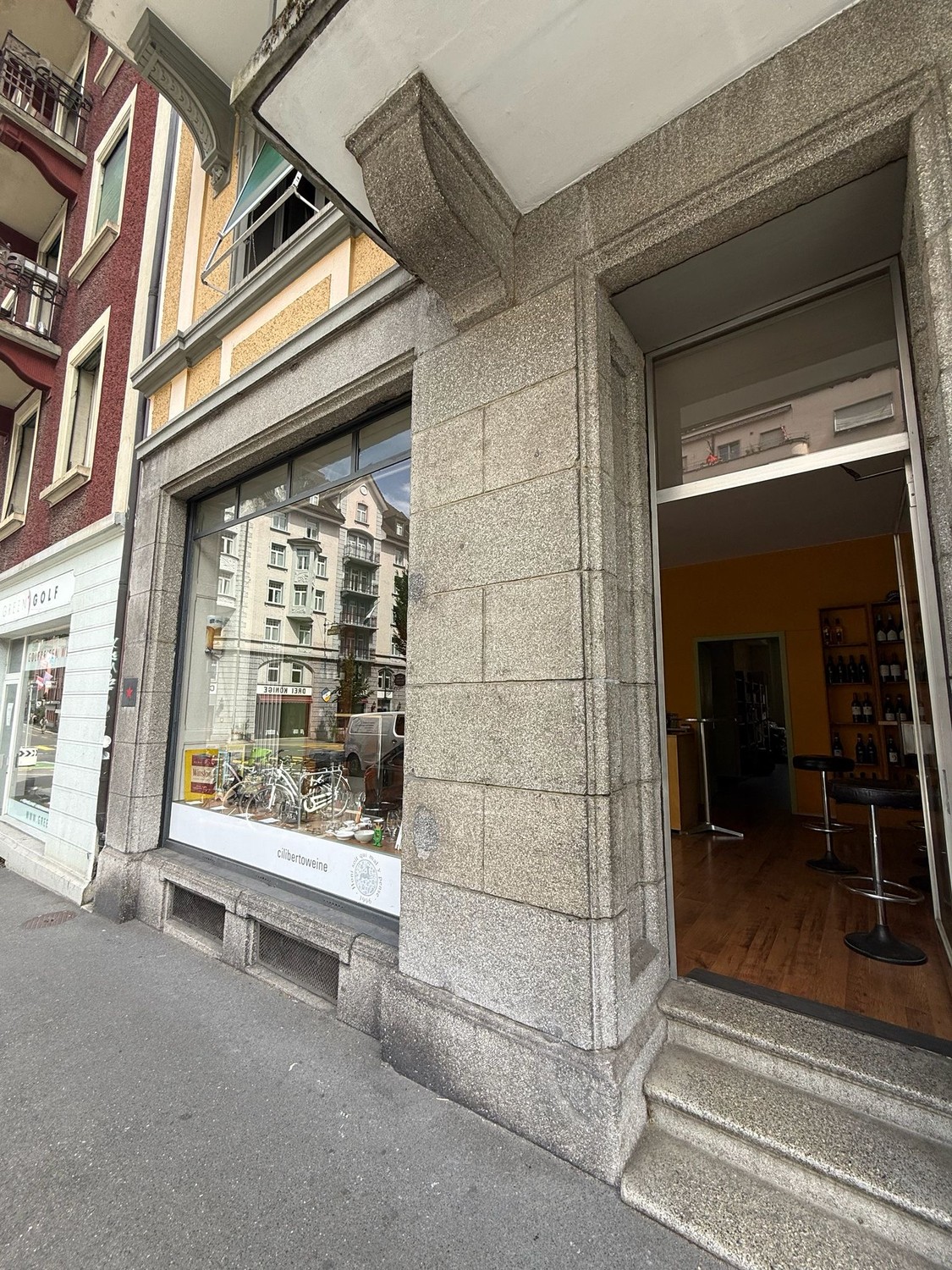60m² shop, photo 1 of 5