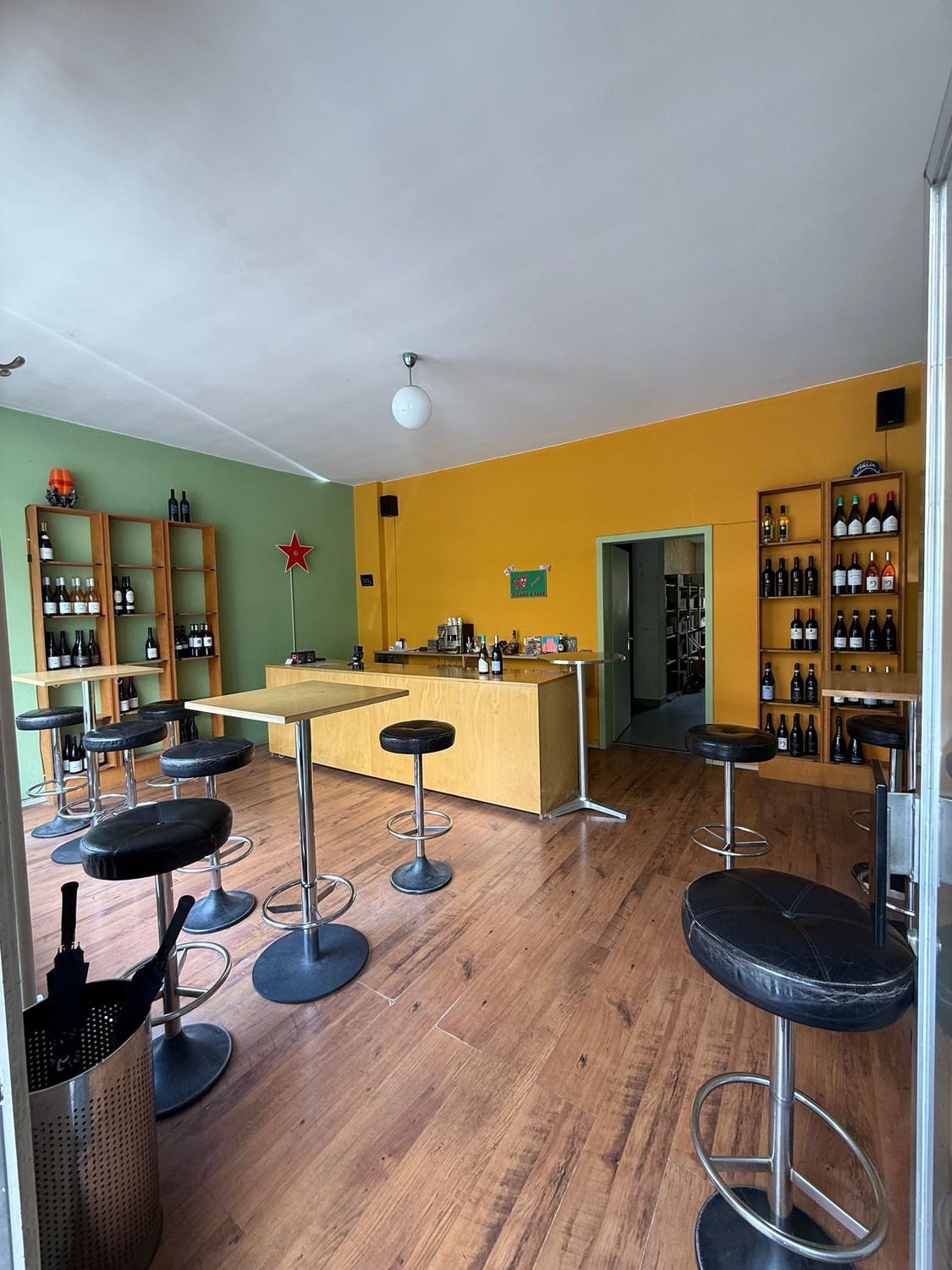 60m² shop, photo 2 of 5