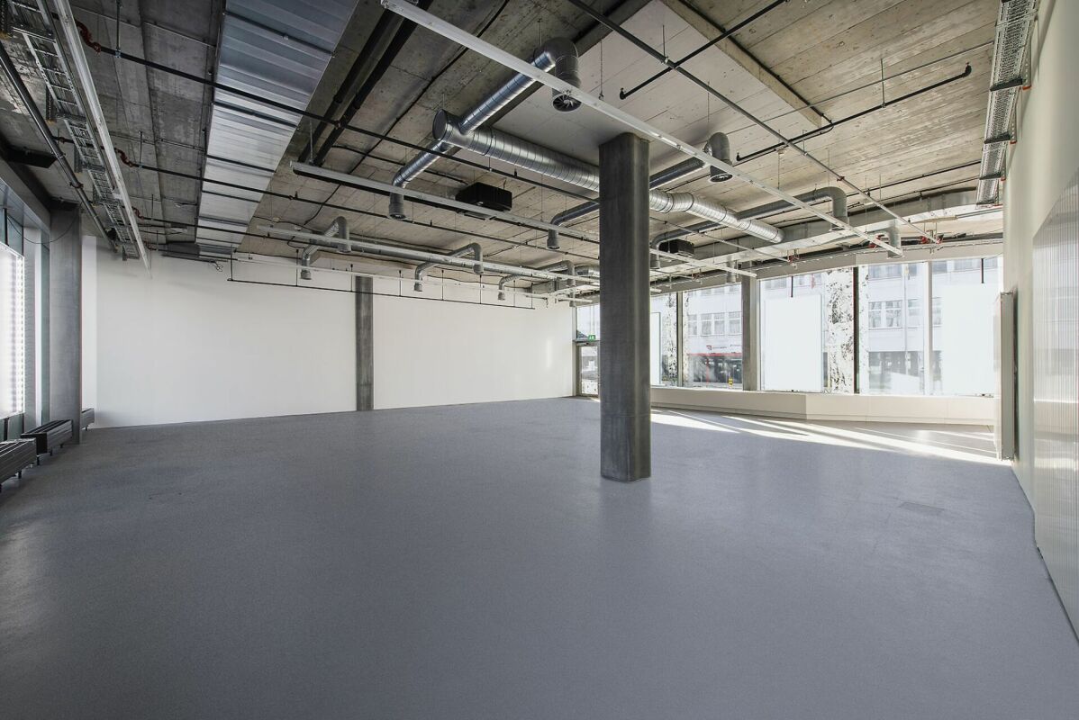 622m² shop, photo 1 of 10