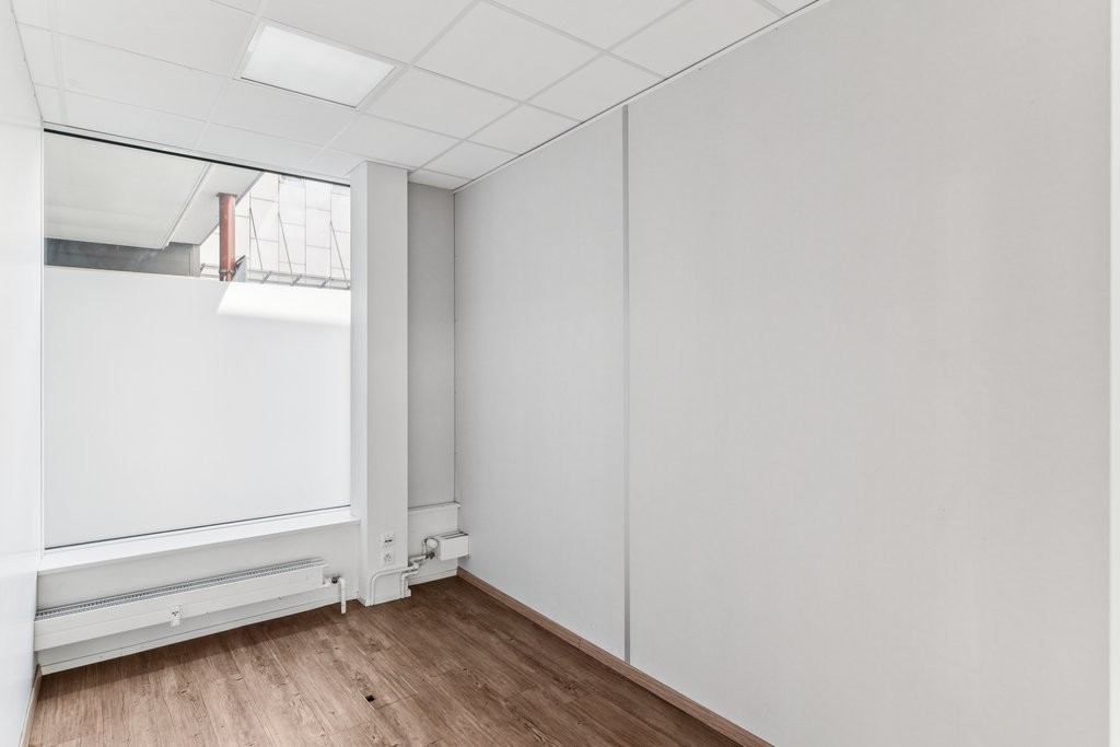 73m² shop
