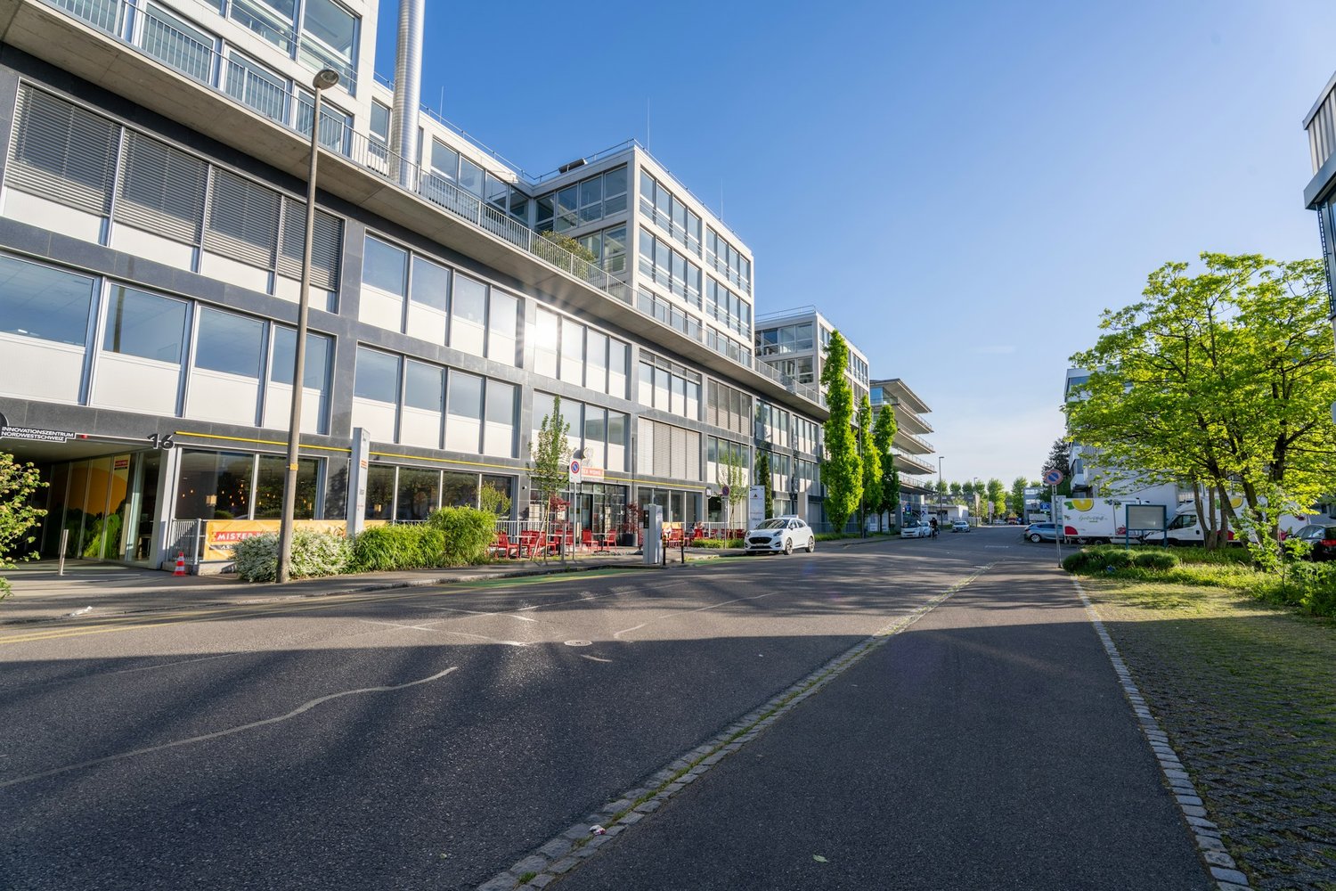 920m² commercial, photo 1 sur 6