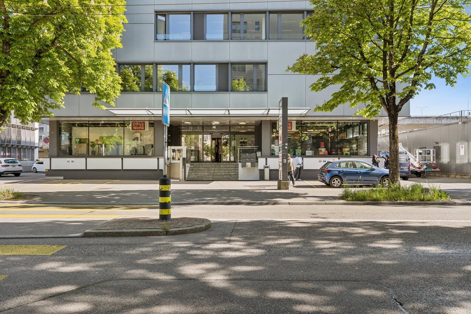 628m² shop, photo 2 of 6