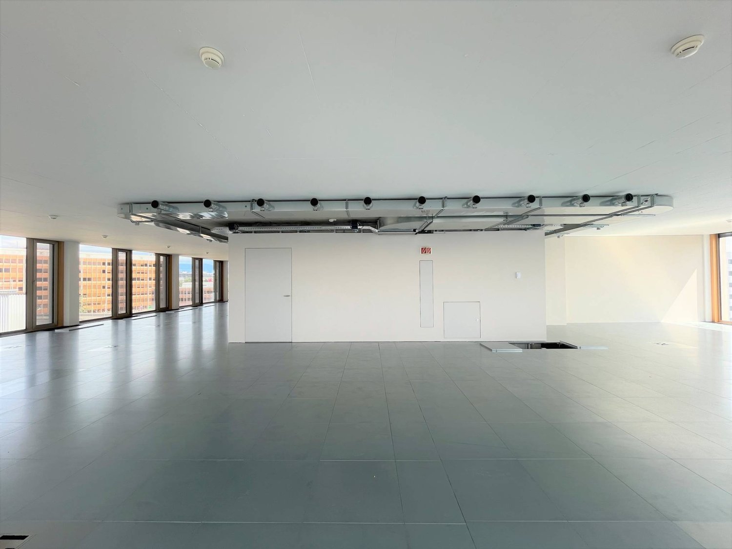 1219m² office, photo 2 of 7