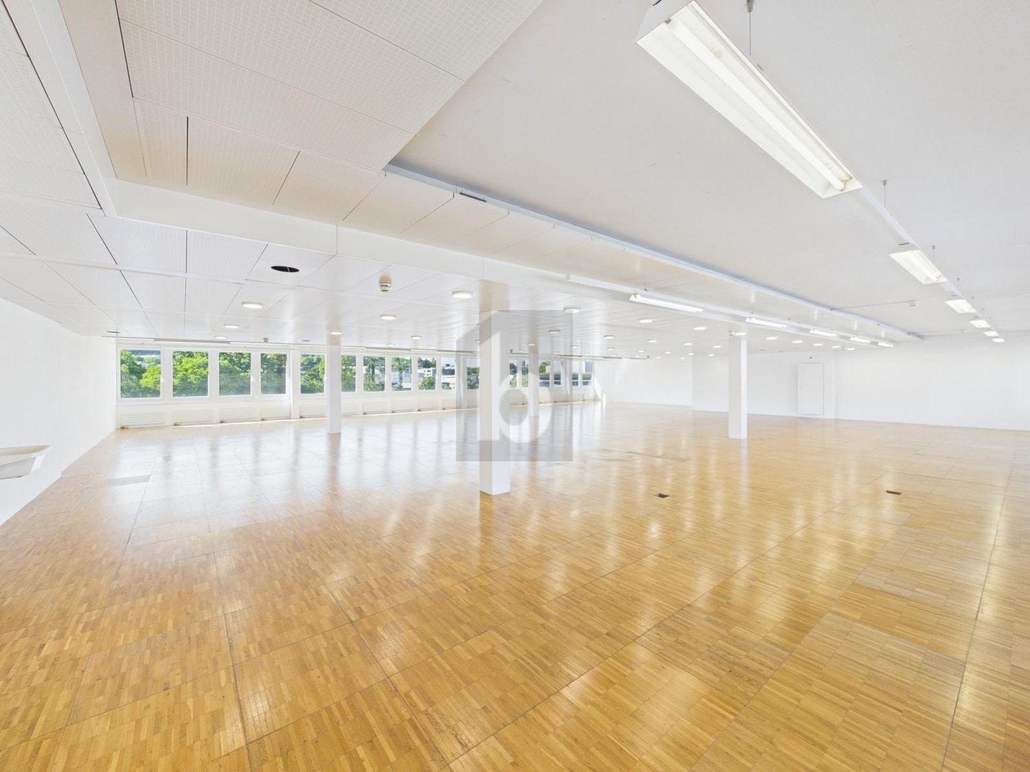 401m² office, photo 1 of 4