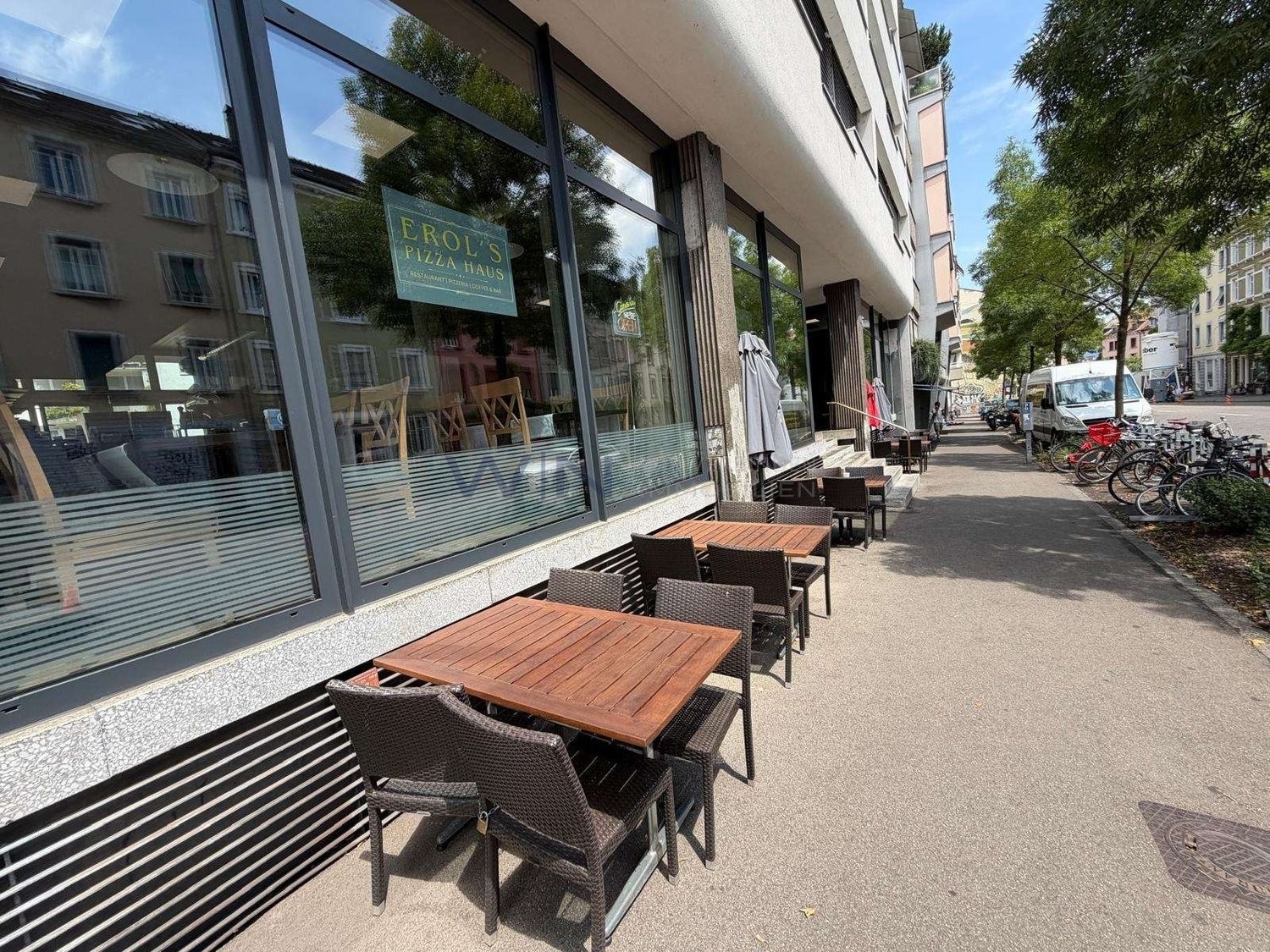 240m² restaurant, photo 1 of 9