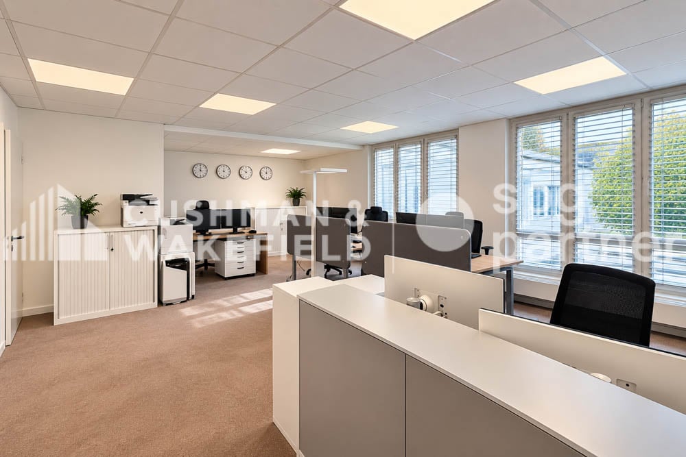 293m² office